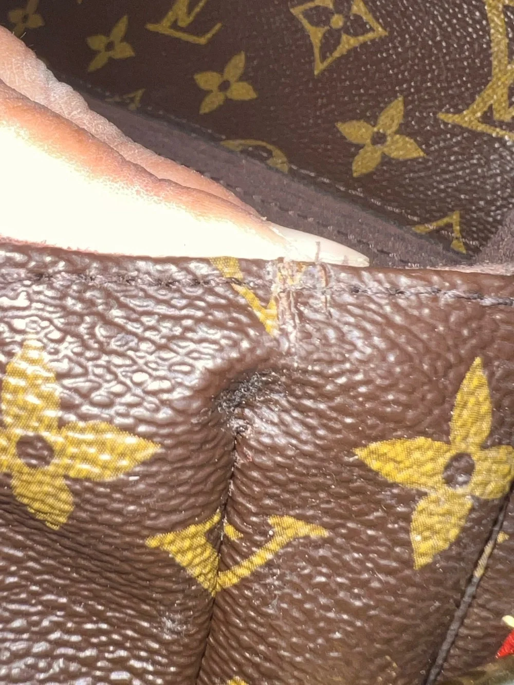 100% Authentic Louis Vuitton Pouchette Metis in monogram canvas